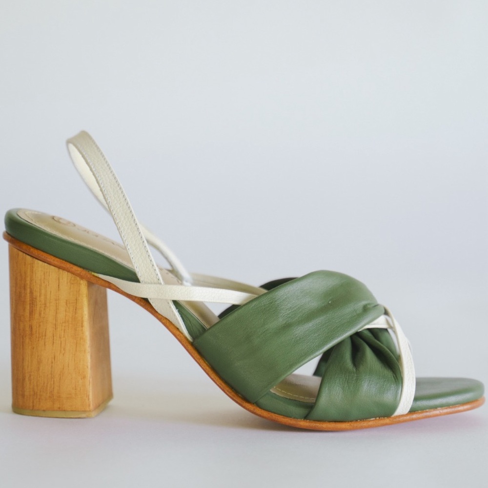 Tacones verde oliva con contraste dorado disponible size 8
